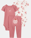 Conjunto de tres piezas en rojo y rosa con estampado de manzana