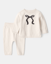 Conjunto de duas peças em algodão com t-shirt e calçass estampadodas com laço