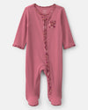 Pijama de uma peça com pés e fecho, flores em rosa