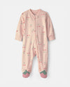 Pijama de uma peça com pé e fecho, morangos em rosa